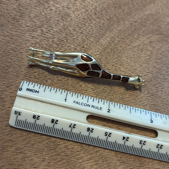 LC Liz Claiborne Giraffe Brooch Pin Enamel Gold Tone Statement - Picture 3 of 4